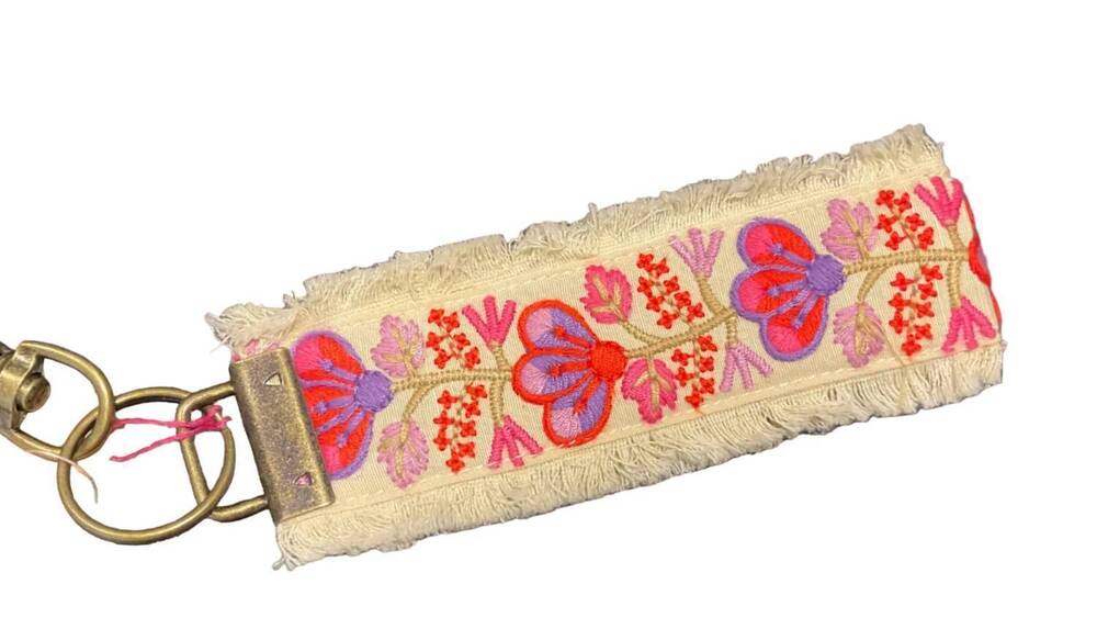 NEW NATURAL LIFE women's embroidered keychain in beige